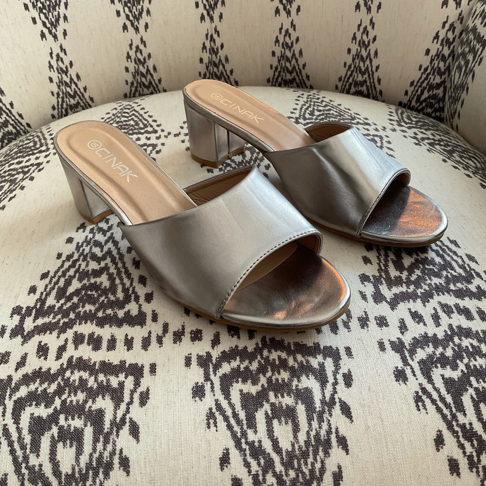 Cinak Silver Slip-on Vegan Leather Sandals Sz 10